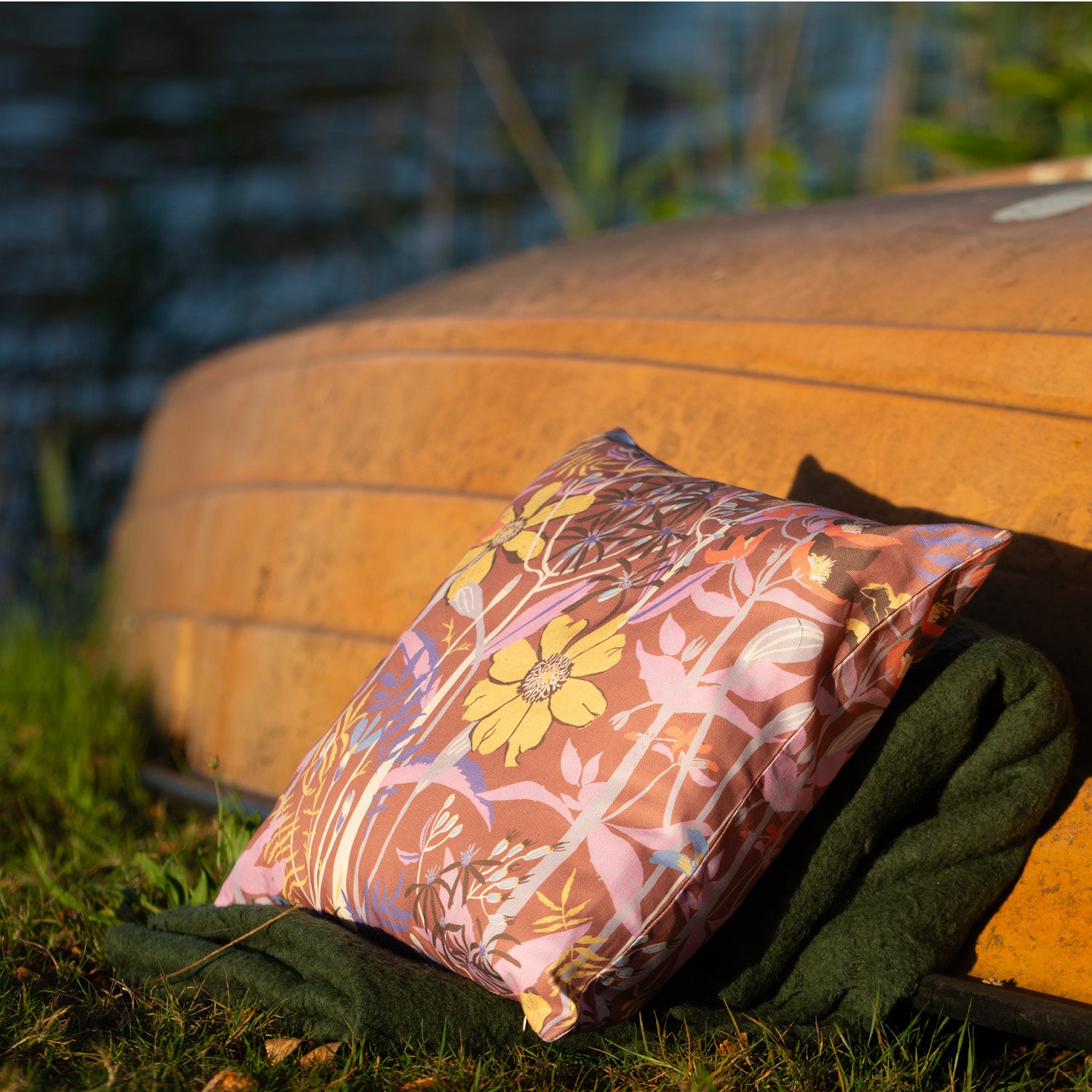 Mönstrad blommig kudde som ligger mot en båt