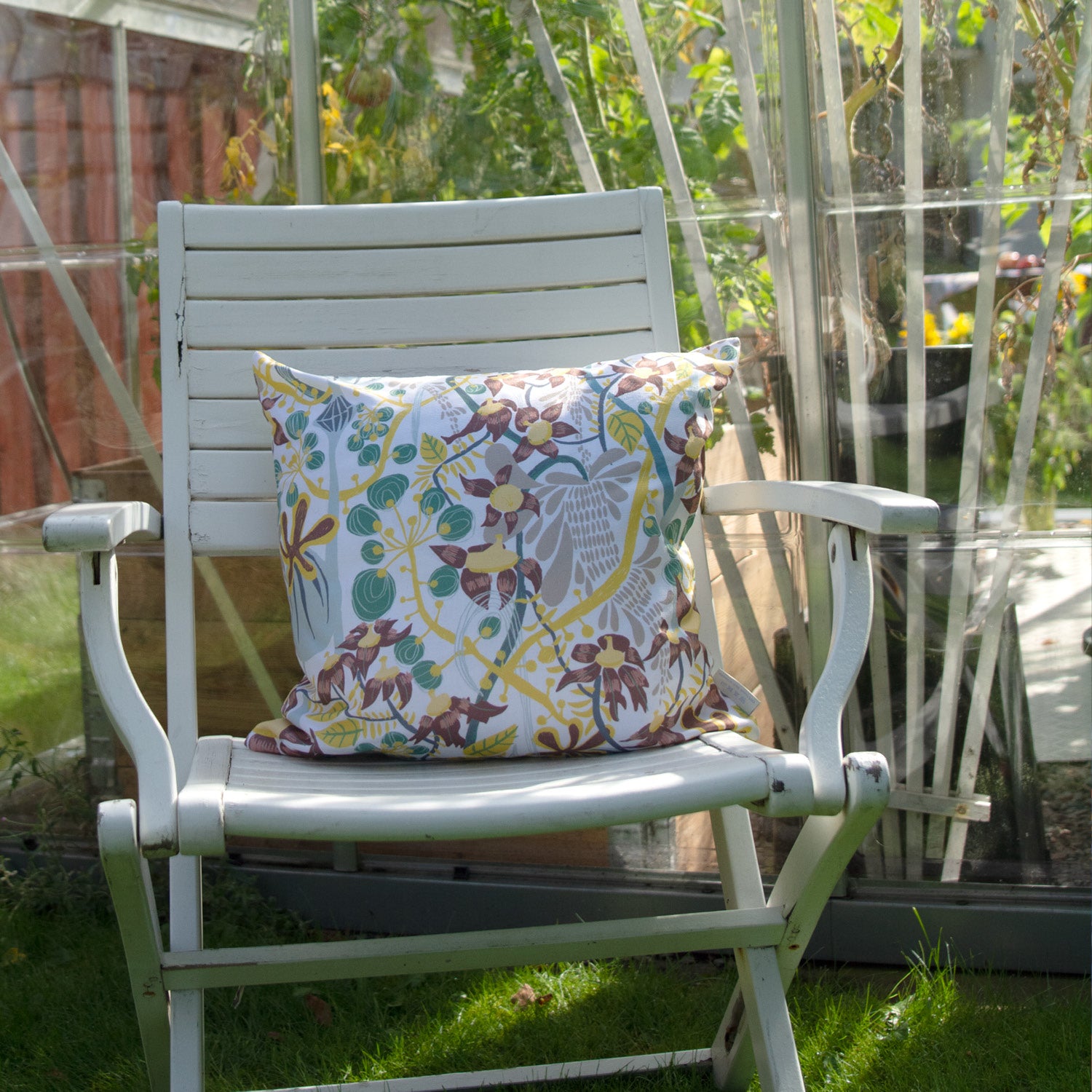 Svensk deisgn By Ulrika  G Blommig  mönstrad kudde i storleken 45x45 cm