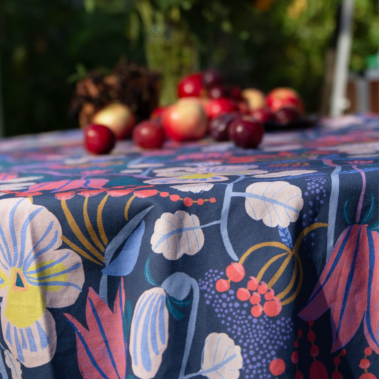 Blommig duk med frukt på