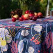 Blommig duk med frukt på