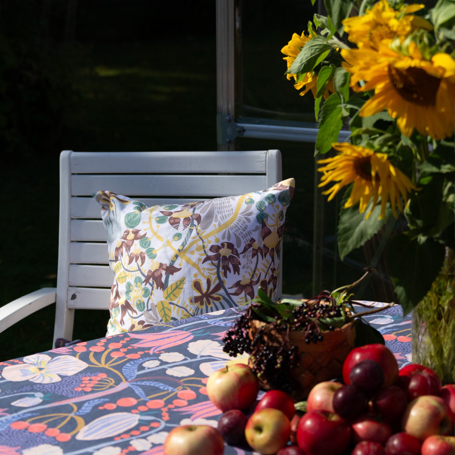 Blommig  mönstrad kudde i storleken 45x45 cm i svensk design By Ulrika G