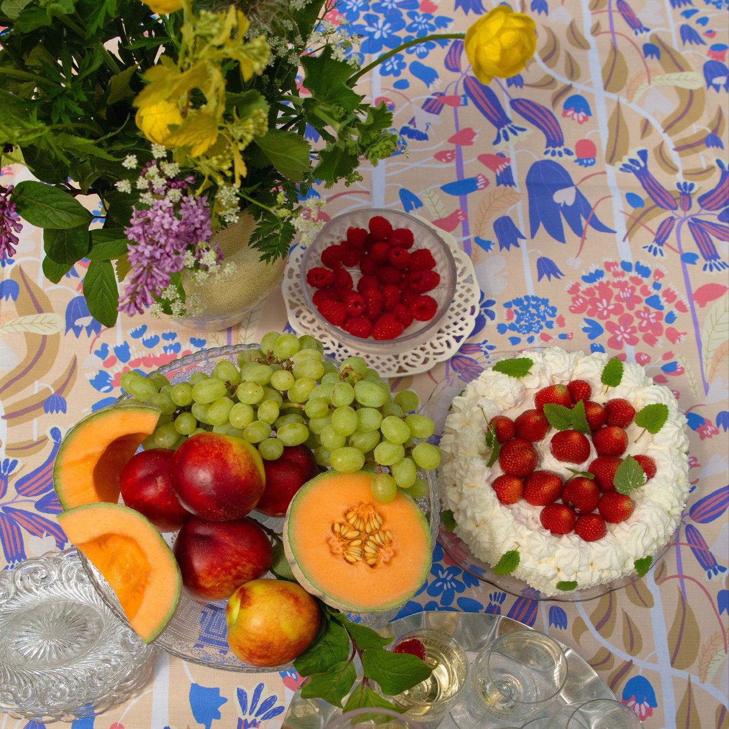 Dukat till tårt kalas på blommig mönstrad duk
