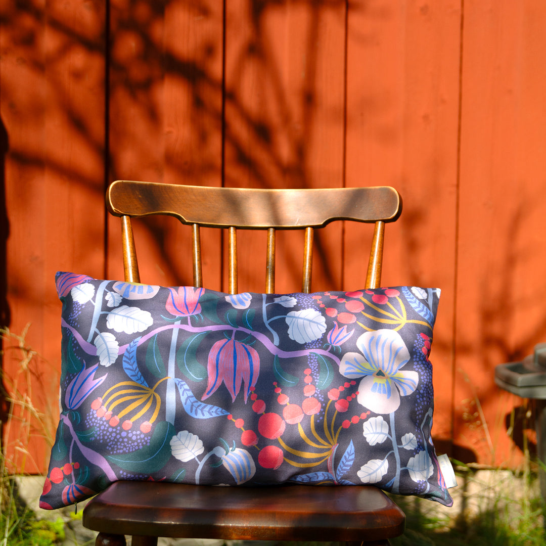 By Ulrika G Kudde 55x35 cm i Mönster En doft av viol mot en faluröd vägg.