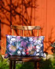 By Ulrika G Kudde 55x35 cm i Mönster En doft av viol mot en faluröd vägg.