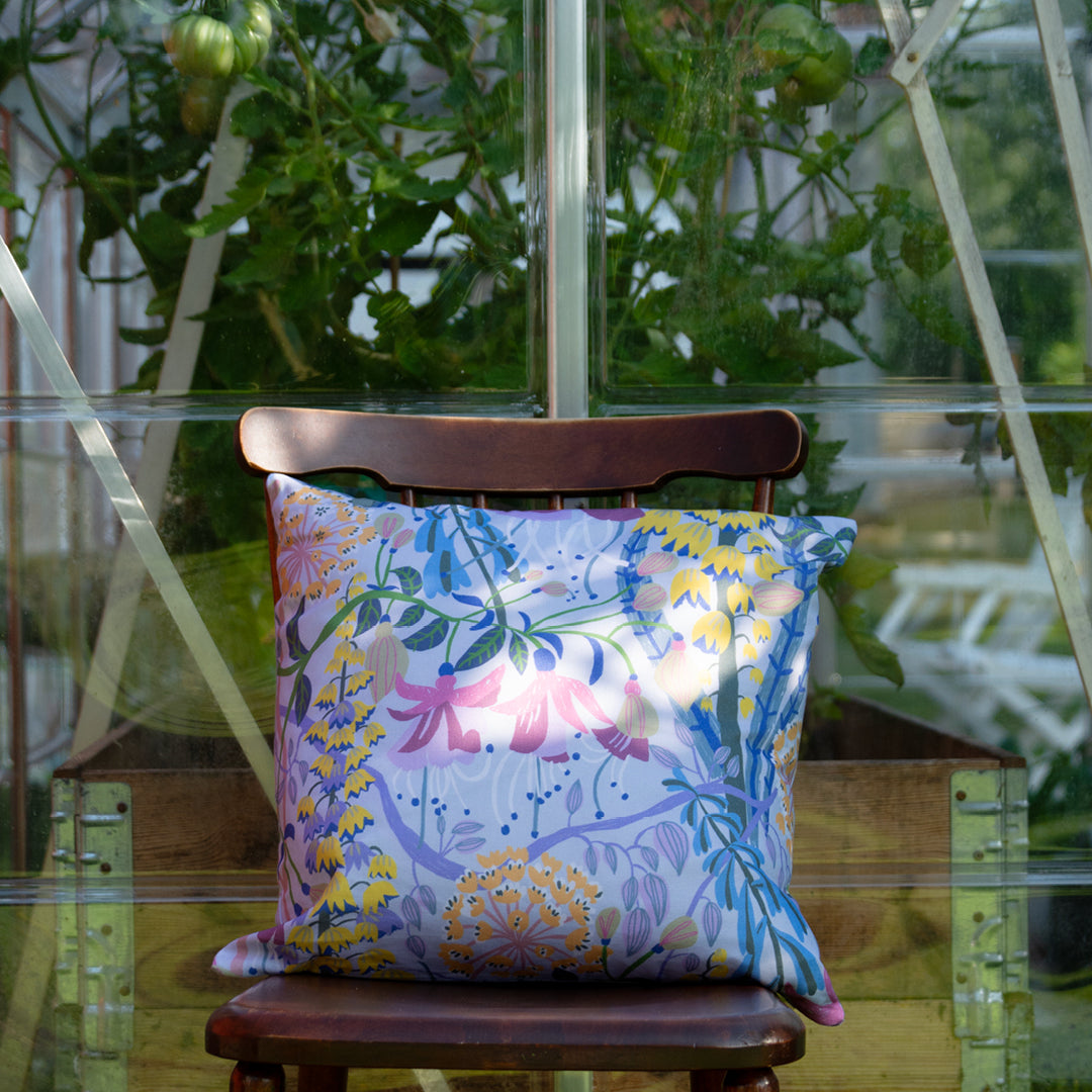 Kudde 45x45 med mönstret I Annikas trädgård av By Ulrika G