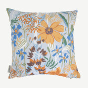 by Ulrika G designat Mönster Tagets på blommig kudde i storleken 45x45 cm 100% ekologisk bomull