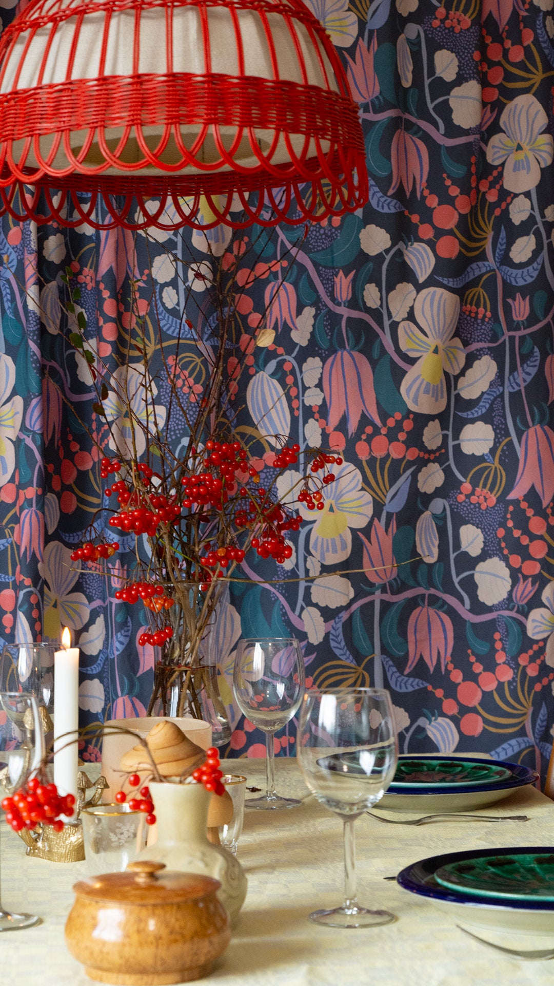 Dukning till fest med blommigt mönstrat tyg