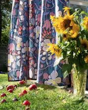 Gardin med blommönster som hänger i trädgården