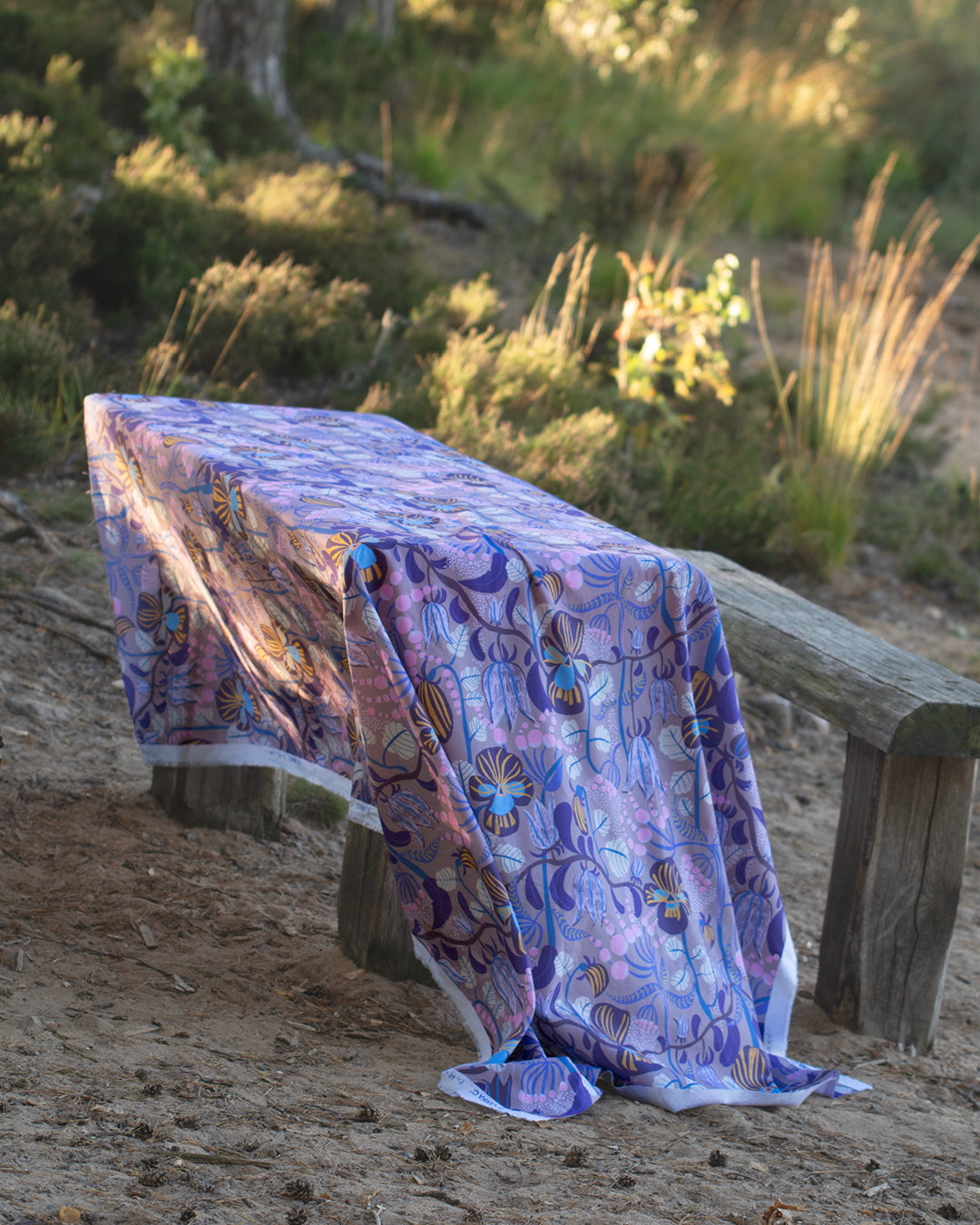 Mönstrat tyg som duk över ett träbord svensk design