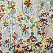 En dans med vallmo heter detta mönstrade blommiga bomullstyg i  metervara och som gardin i skandinavisk design av By Ulrika G
