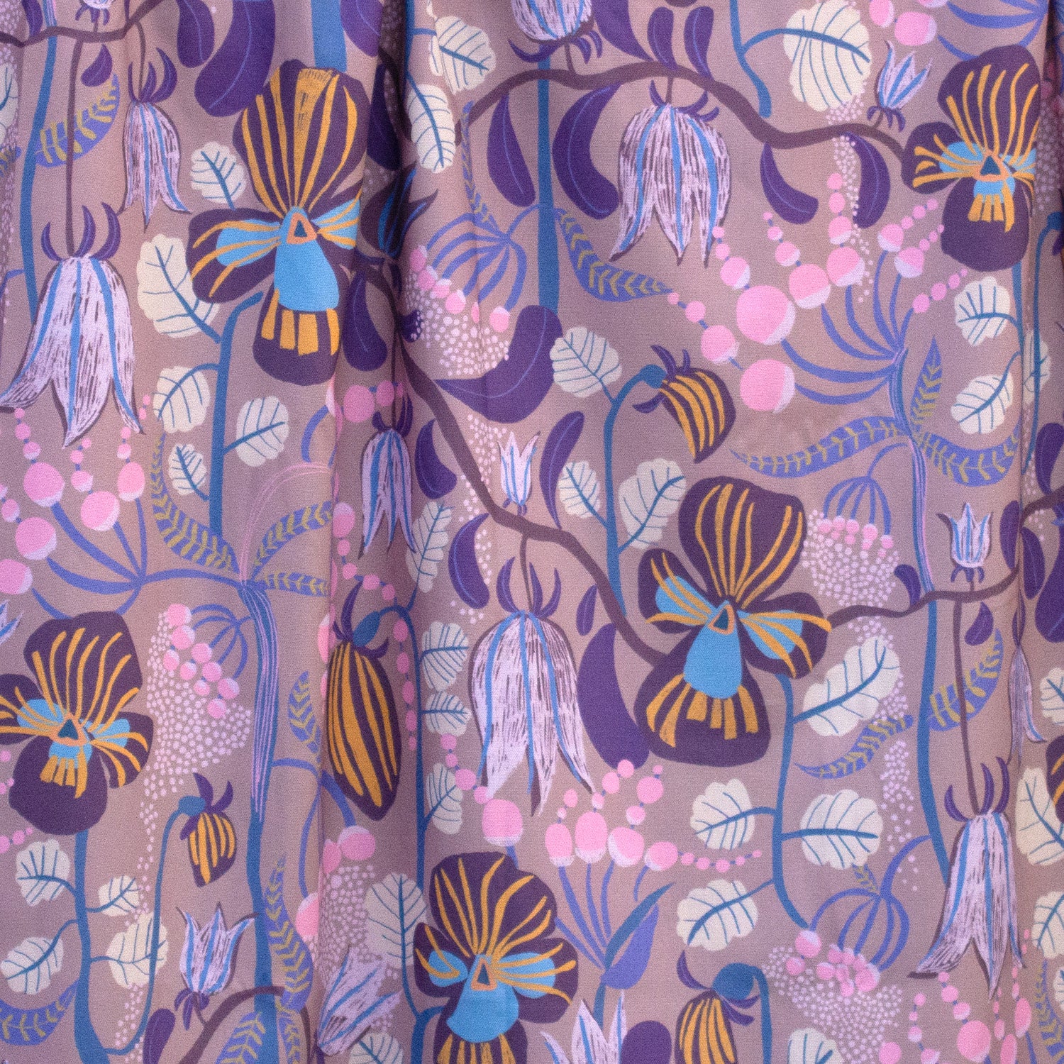 Blommig mönstrad garin och tyg med violer svensk design By Ulrika G i 100% ekologisk bomull