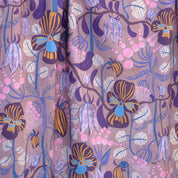 Blommig mönstrad garin och tyg med violer svensk design By Ulrika G i 100% ekologisk bomull